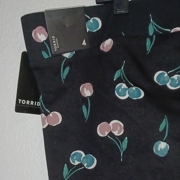🍒NWT Torrid cherry capri  leggings - Picture 6 of 7